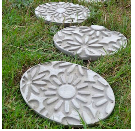diy--sp--flower-stepping-stones--dreamalittlebigger.com.png