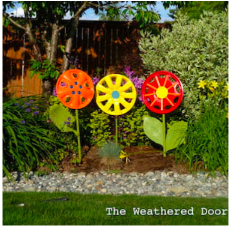 diy--sp--hubcap-flower-art--theweathereddoor.com.png