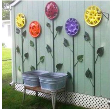 diy--sp--hubcap-flowers-art--sourceunknown.png