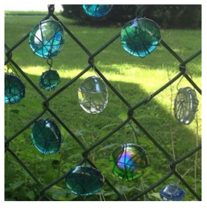 diy--sprinfg--glass-bead-fence--sourceunknown.png