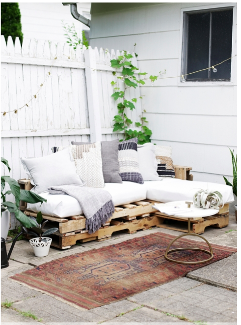 diy--spring--pallet-couch--themerrythought.com.png