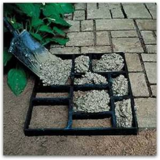 diy--spring--walkway-picture-frames--sourceunknown.png